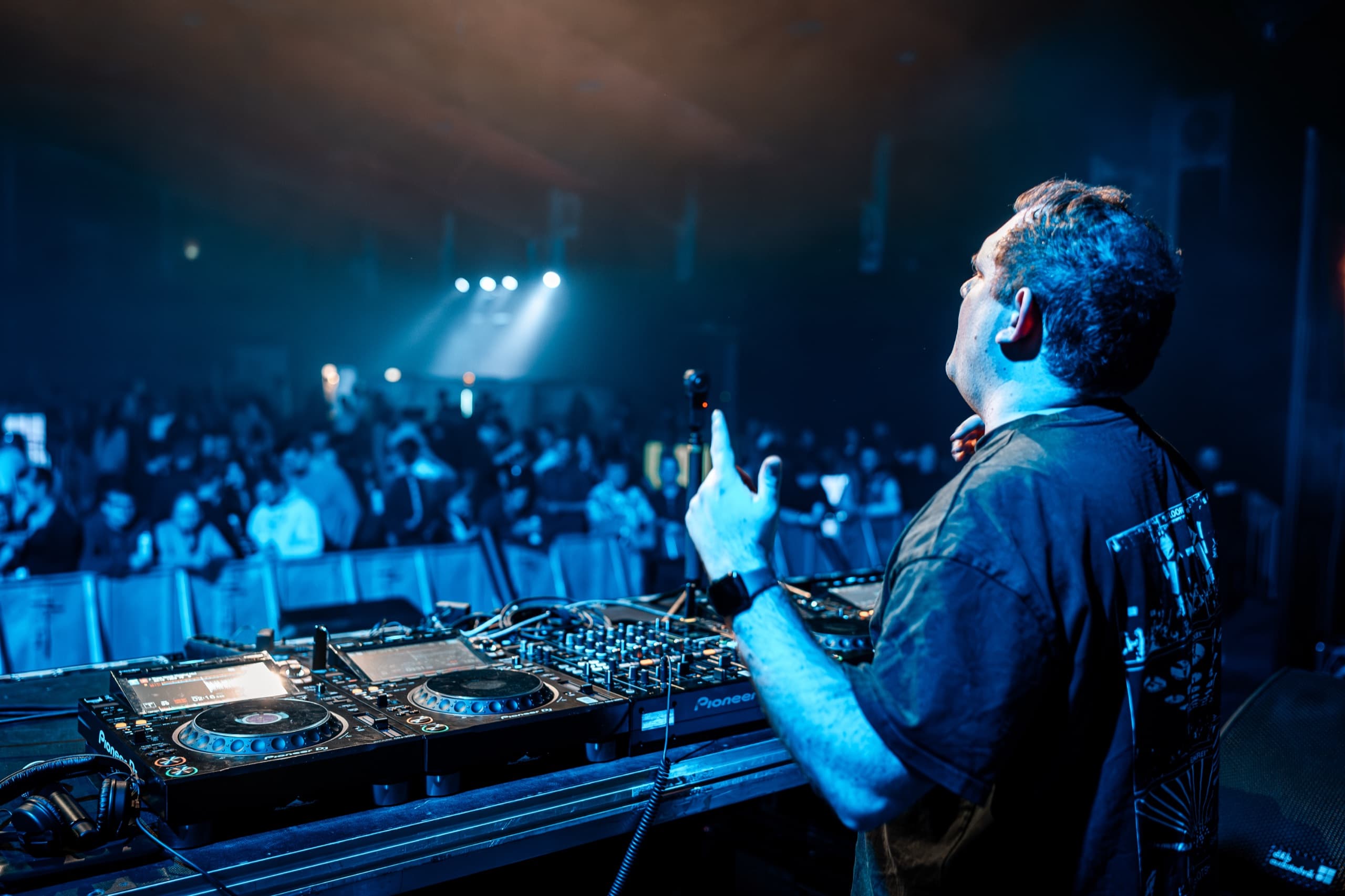 DJ M.i.B. live hinter den Decks