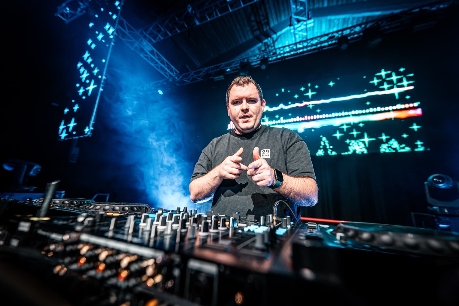 DJ M.i.B. beim Auflegen hinter den Decks